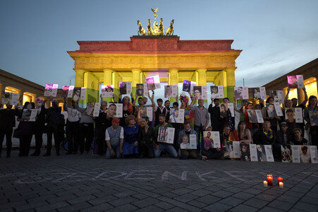 Gedenken an die Opfer des Anschlags von Orlando in Berlin