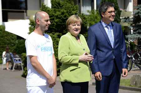Angela Merkel besucht ein Altenheim in Paderborn