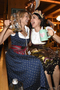 Madlwiesn im Schützen-Festzelt auf dem Oktoberfest 2018 in München