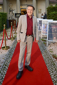 Theaterpremiere 'Der eingebildet Kranke' und 90. Geburtstag von Dieter Hallervorden in Berlin