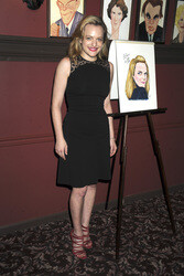 Elisabeth Moss erhält eine Kariaktur im Sardi's in New York