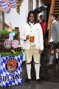 FC Bayern Team auf dem Oktoberfest in München