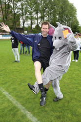 Charity-Fußballspiel 'Kicken mit Herz' in Hamburg