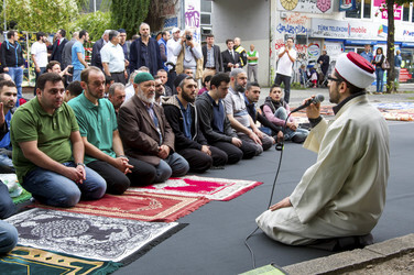 Freitagsgebet vor der abgebrannten Mevlana-Moschee, Berlin
