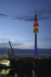 Der Olympiaturm in Regenbogenfarben in München