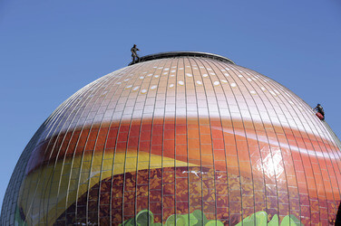 Zeiss-Großplanetarium wird zum 30m großen Burger, Berlin