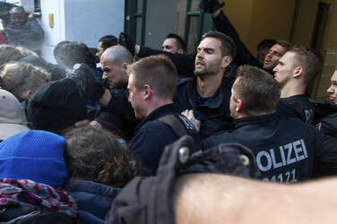 Farbbeutel Attacke auf Klaus Rösler, Berlin