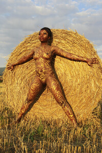 NATURE ART: Auf einem Feld in der Abendsonne / On a Field in the Evening Sun Bodypainting