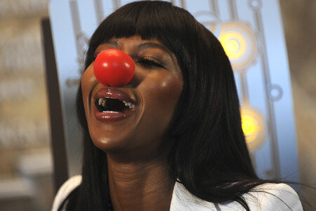 Naomi Campbell schaltet das rote Licht des Empire State Buildings an in New York