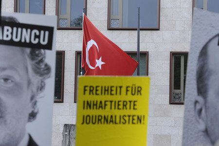 Demonstration für die Freilassung der in der Türkei inhaftierten Journalisten in Berlin