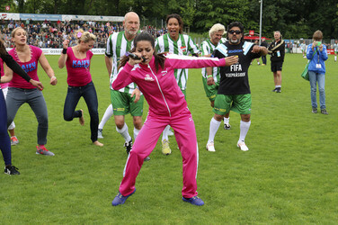 Charity-Fußballspiel 'Kicken mit Herz' in Hamburg