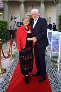 Theaterpremiere 'Der eingebildet Kranke' und 90. Geburtstag von Dieter Hallervorden in Berlin