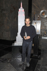 Peter Sarsgaard beleuchtet Empire State Building rot, New York