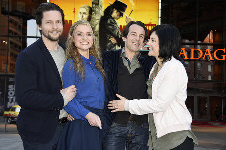 Hauptdarsteller aus ZDF-Krimiserie 'Letzte Spur Berlin' besuchen Musical 'Hinterm Horizont' in Berlin