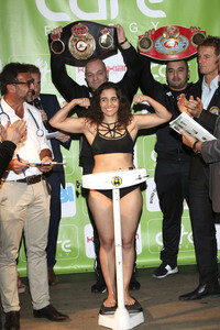 Offizielles Wiegen zum Box WM Kampf Susi Kentikian vs. Susana Cruz Perez
