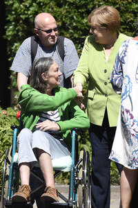 Angela Merkel besucht ein Altenheim in Paderborn