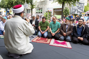 Freitagsgebet vor der abgebrannten Mevlana-Moschee, Berlin