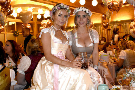 Madlwiesn im Schützen-Festzelt auf dem Oktoberfest 2018 in München