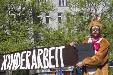 Osterhasen-Demo vor dem KaDeWe, Berlin
