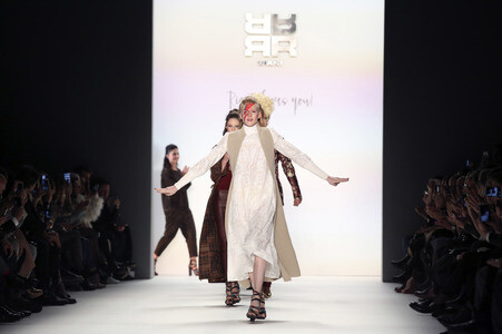 Riani Fashion Show auf der Mercedes-Benz Fashion Week Autumn/Winter 2016 in Berlin