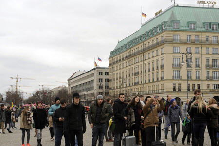 Fahnen Halbmast für die Opfer der Terroranschläge in Brüssel