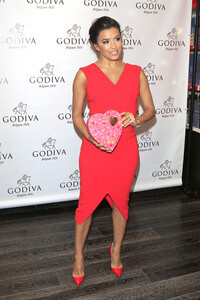 Eva Longoria präsentiert Valentinstag-Geschenke
