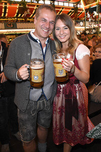 Welt der Wunder Wiesn Treff im Marstall Festzelt auf dem Oktoberfest 2018 in München