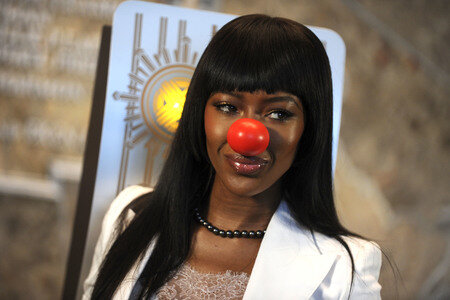 Naomi Campbell schaltet das rote Licht des Empire State Buildings an in New York