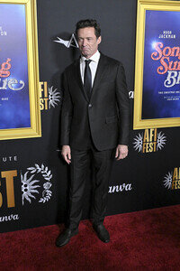 Closing Ceremony und Filmpremiere 'Song Sung Blue', AFI Fest 2025 in Los Angeles