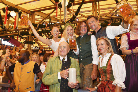 Wiesn Anstich im Schottenhamel Festzelt auf dem Oktoberfest 2025 in München