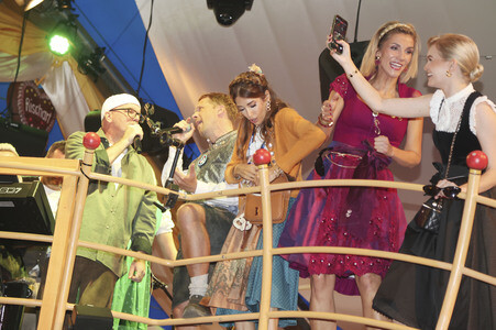 Cathy Hummels Wiesn-Bummel beim Oktoberfest 2026 in München