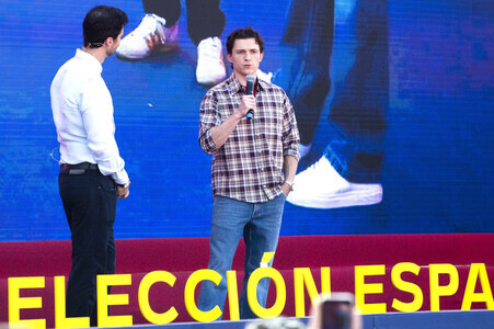 Tom Holland besucht die Fußball-WM Fanzone in Madrid