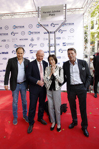 Offizielle Einweihung des Harald-Juhnke-Platzes in Berlin