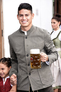 FC Bayern München Wiesnbesuch in Käfers Wiesn-Schänke auf dem Oktoberfest 2018 in München