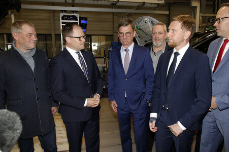 Carsten Schneider beim Besuch des VW-Werks in Zwickau