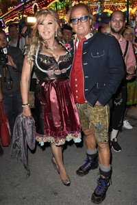 Almauftrieb in Käfers Wiesn-Schänke auf dem Oktoberfest 2018 in München