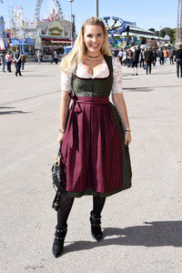 3. Wiesn Charity Lunch im Festzelt Zur Bratwurst beim Oktoberfest 2018 in München