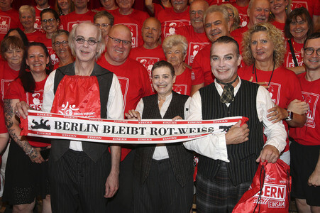 Fototermin mit Katharina Thalbach, Pierre Besson und Fans vom 1. FC Ubion in Berlin