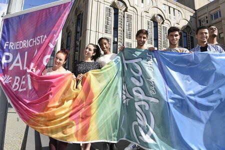 Hissung der 'Colours of Respect' Flagge in Berlin