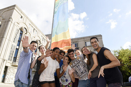 Hissung der 'Colours of Respect' Flagge in Berlin