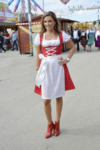 Oktoberfest-Anstich im Fisch Bäda Wiesnstadl in München