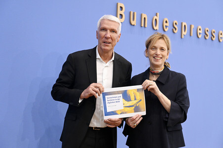 Bundespressekonferenz 'Seniorinnen und Senioren in der digitalen Welt' in Berlin