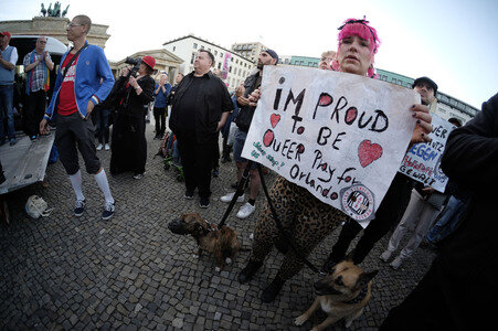 Gedenken an die Opfer des Anschlags von Orlando in Berlin