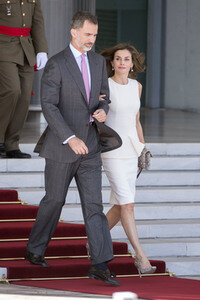 Königin Letizia und König Felipe beim Abflug am Flughafen Madrid-Barajas