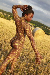 NATURE ART: Auf einem Feld in der Abendsonne / On a Field in the Evening Sun Bodypainting