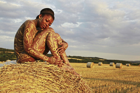 NATURE ART: Auf einem Feld in der Abendsonne / On a Field in the Evening Sun Bodypainting