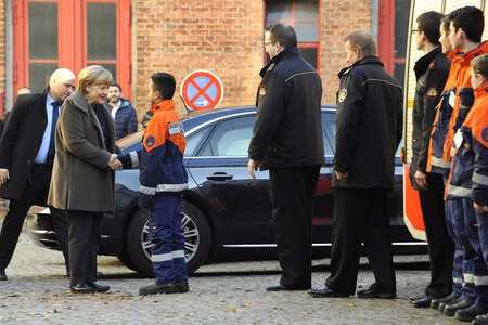 Angela Merkel besucht Jugendfeuerwehr in Berlin