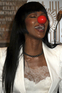 Naomi Campbell schaltet das rote Licht des Empire State Buildings an in New York