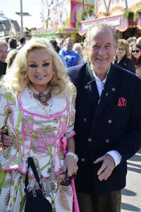 Damen-Wiesn 2015 von Unternehmerin Regine Sixt auf dem Oktoberfest in München