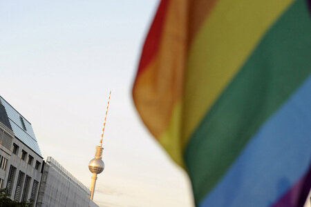 Gedenken an die Opfer des Anschlags von Orlando in Berlin